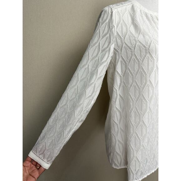 Chico's Size 00/XS White Sheer Long Sleeve Blouse V Neck Texture Classic Beach - Picture 4 of 16